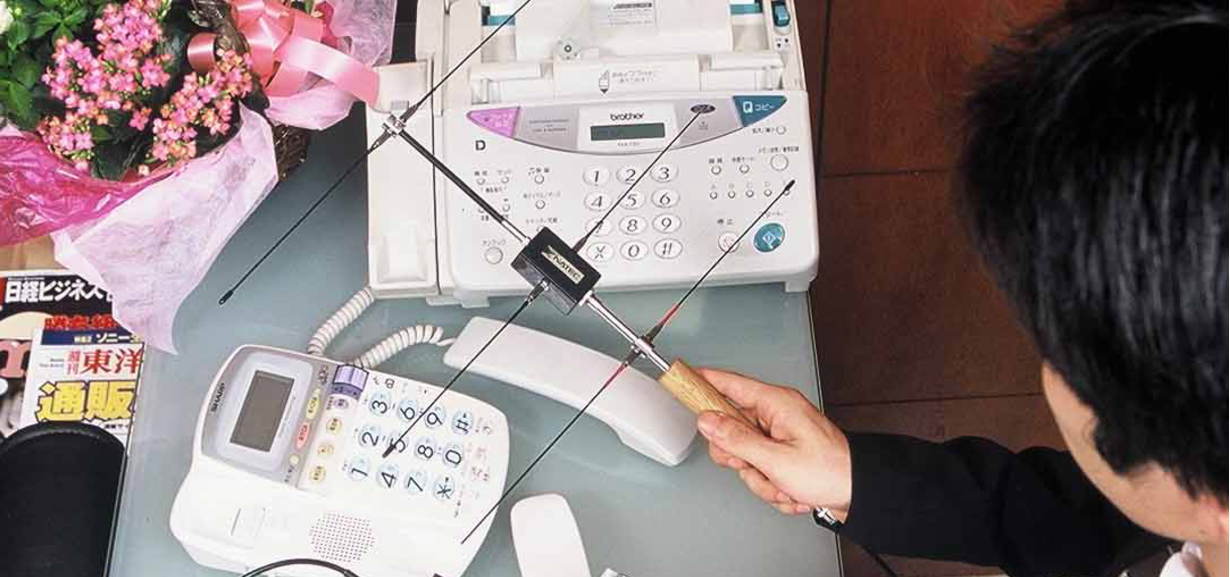 盗聴器を探す探偵